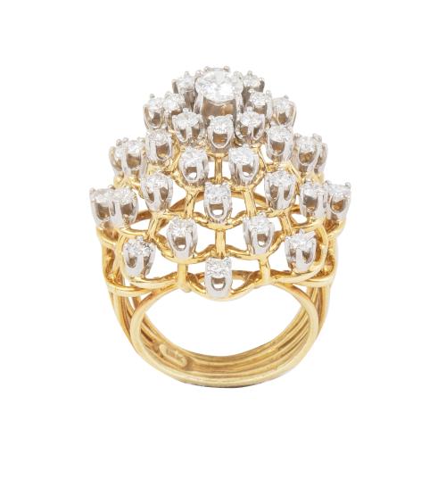 Sortija años 60 con diseño de gran cúpula de brillantes, en