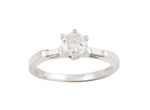 Solitario oro blanco con diamante 0, 55 ct aprox. flaqueado