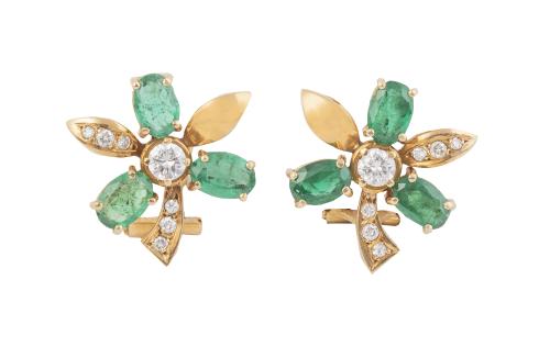 Pendientes flor con brillantes y tres esmeraldas ovales