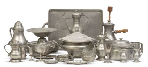 Vajilla en estaño blasonada con escudo con corona de conde.