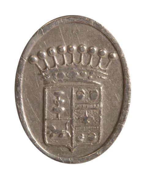 Vajilla en estaño blasonada con escudo con corona de conde.