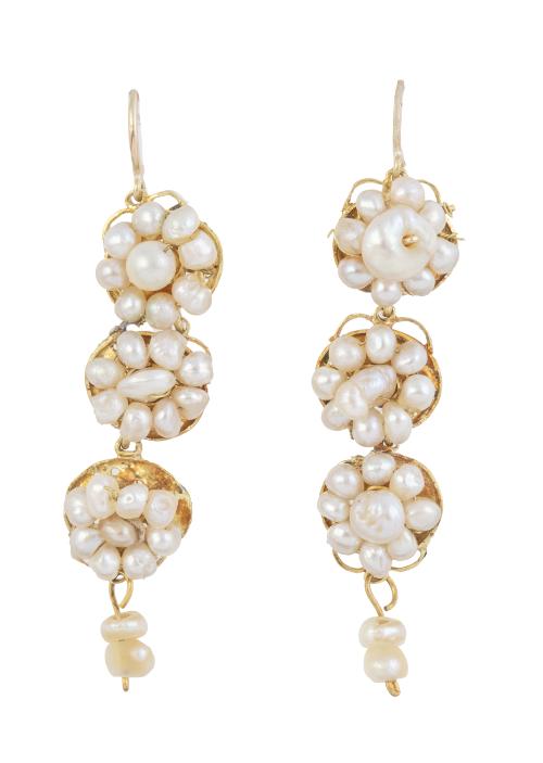 Pendientes largos de pp. S. XX con tres rosetones de perlas