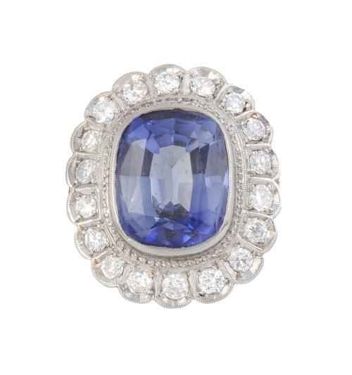 Sortija c.1930 con zafiro sintético oval, en marco lobulado