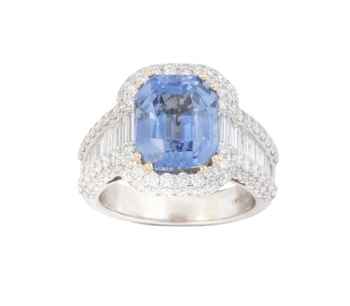 Sortija con zafiro de talla rectangular de 6,50 ct, orlado 