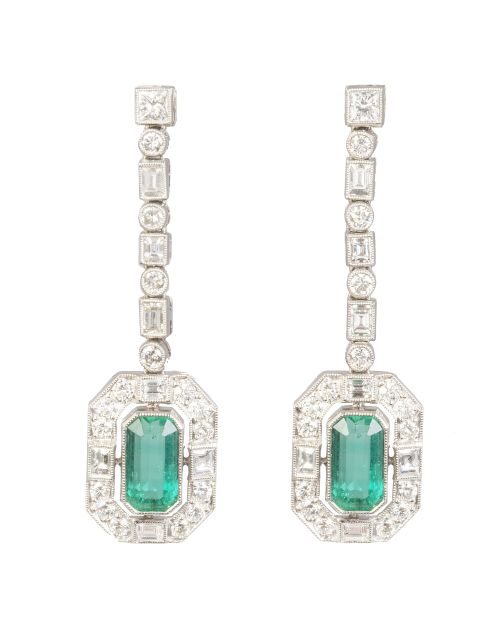 Pendientes largos estilo Art-Decó con esmeraldas orladas de