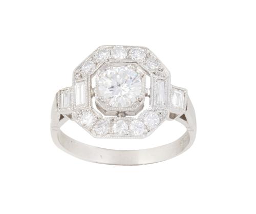 Sortija de brillantes estilo Art-Decó con brillante central