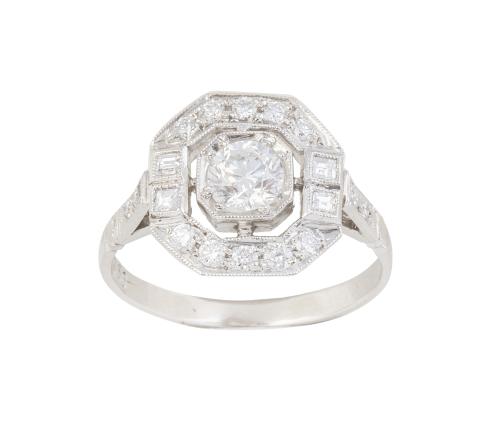 Sortija con brillante central de 0,46 ct aprox. orlada de b