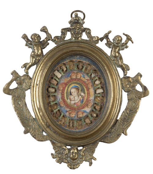 Relicario de dos vitrales de papel pintado con distintas re