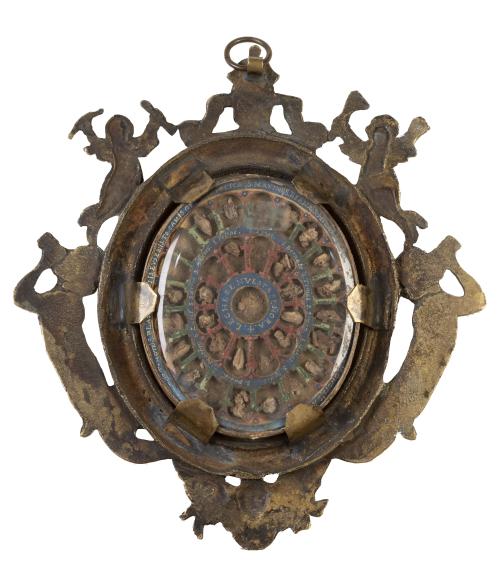 Relicario de dos vitrales de papel pintado con distintas re