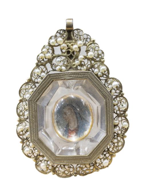 "Santa".Relicario con marco de plata dorada, perlas, fili