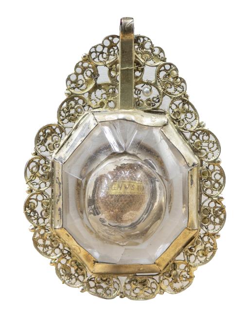 "Santa".Relicario con marco de plata dorada, perlas, fili