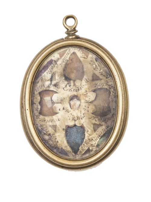 Relicario de dos vitrales con filacterias y marco de bronce