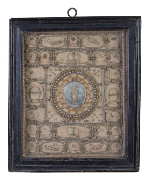 Relicario en tela, abalorios, filacterias e hilos a cordonc