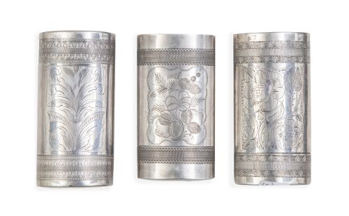 Lote de tres pureras de plata grabada. Con marcas.Cristób