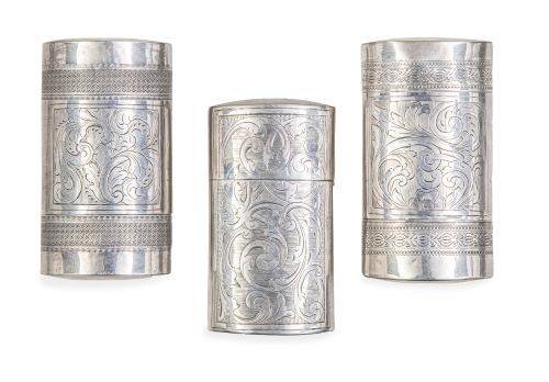 Lote de tres pureras de plata con decoración de hojas graba