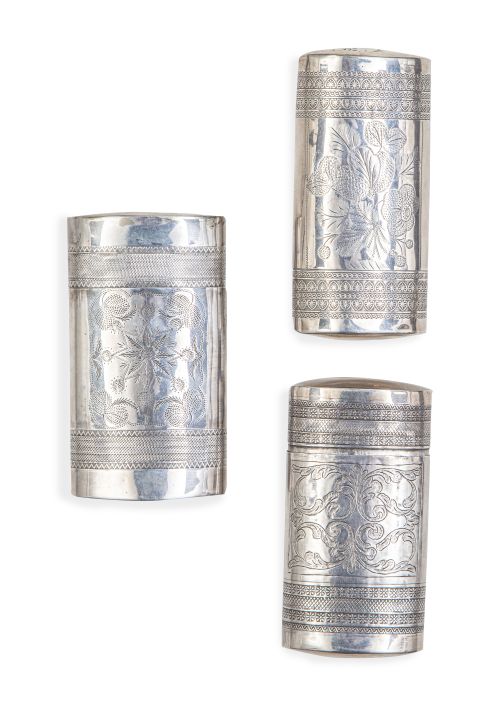 Lote de tres pureras de plata con decoración grabada. Con m