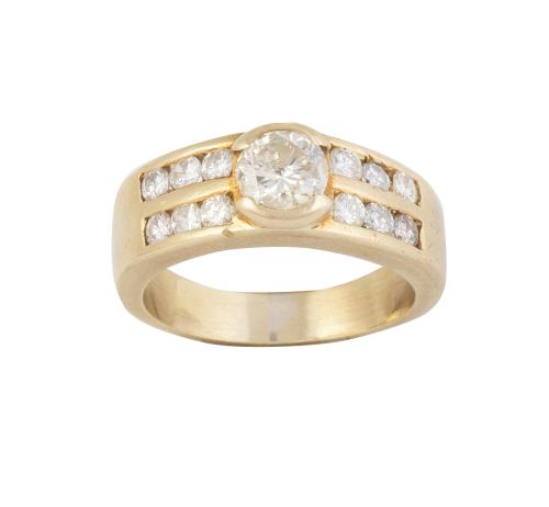 Sortija tipo chevalière de brillante central flanqueada por