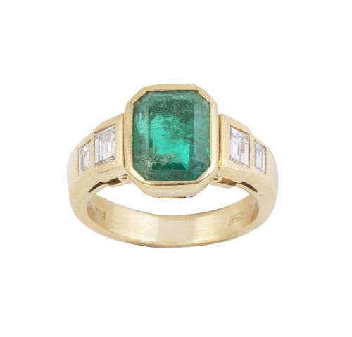 Sortija de esmeralda talla esmeralda, flanqueado por dos di