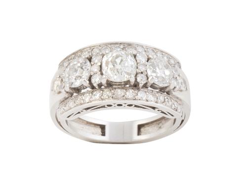 Sortija c. 1930 con tresillo de brillantes de talla antigua