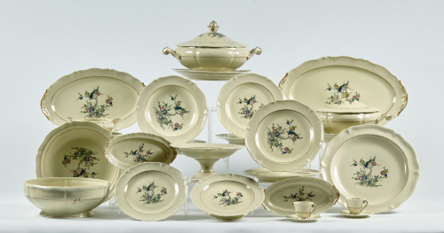 Vajilla en porcelana con decoración pintada de pájaros en u