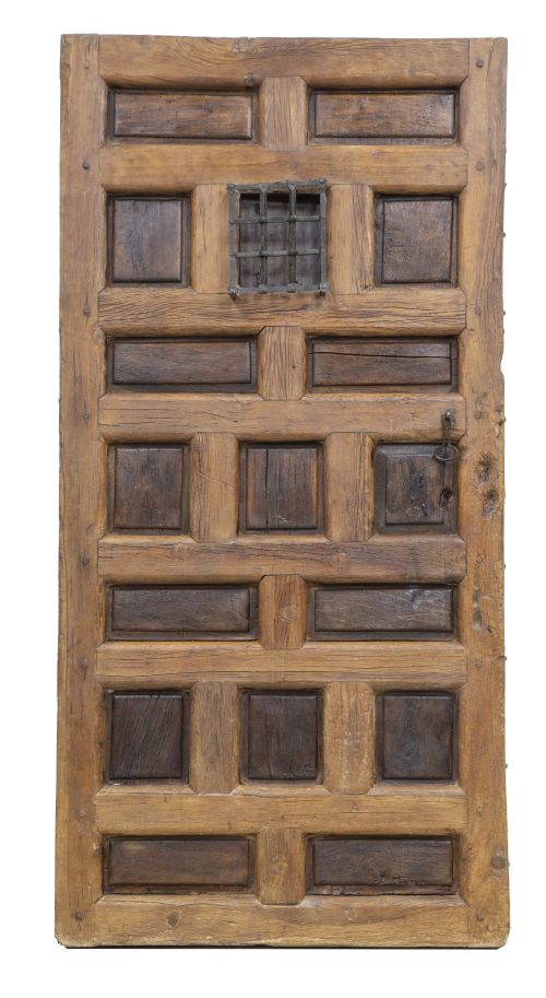 Puerta de madera de pino con cuarterones y ventana con reja