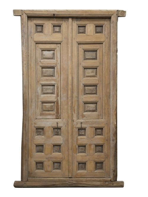 Puerta de madera de pino con cuarterones y dos hojas que se