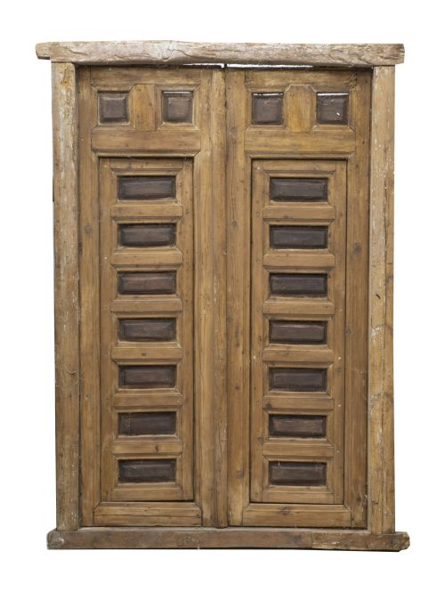 Puerta de madera de pino tallada decorada con cuarterones.