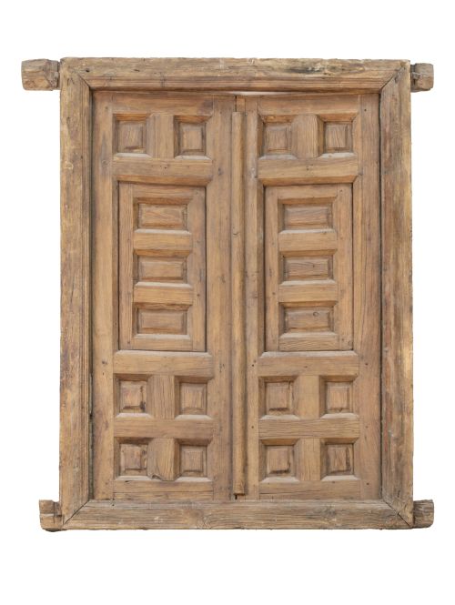 Ventana de madera tallada con cuarterones.España, S. XVII