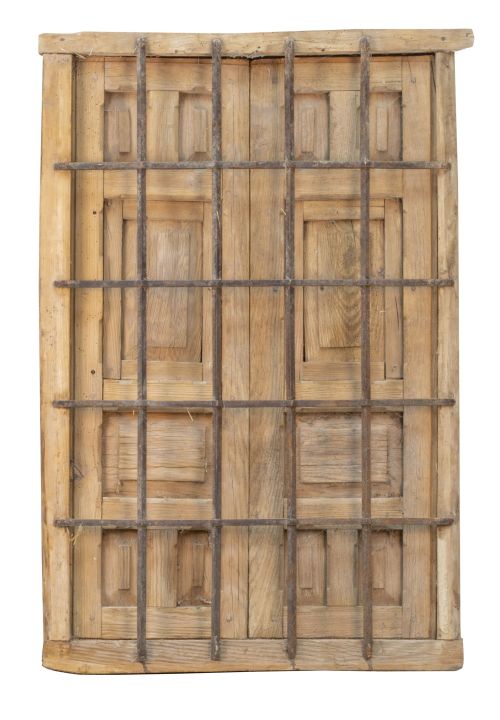 Ventana de madera tallada con cuarterones, con reja de hier