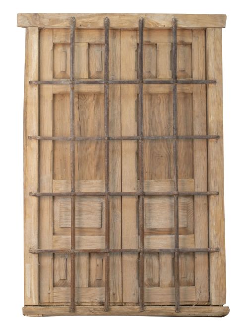 Ventana de madera tallada con cuarterones, con reja de hier