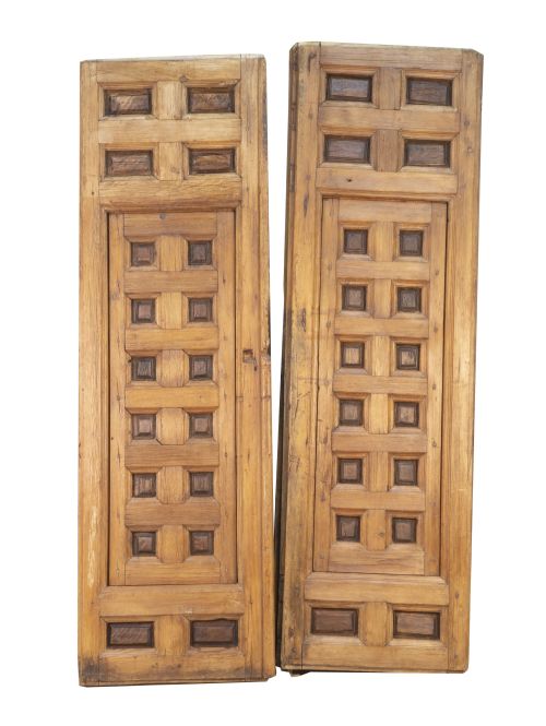 Pareja de puertas de madera con cuarterones, sin marco.Es