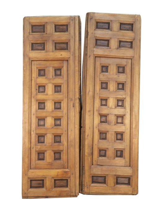 Pareja de puertas de madera talllada con cuarterones, sin m