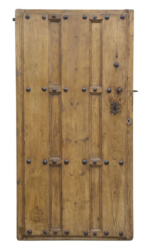 Puerta de madera de pino con tachuelas aplicadas y cerradur