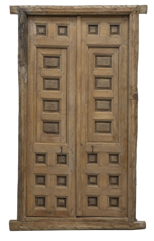 Puerta de madera de pino tallado con cuarterones, con dos h
