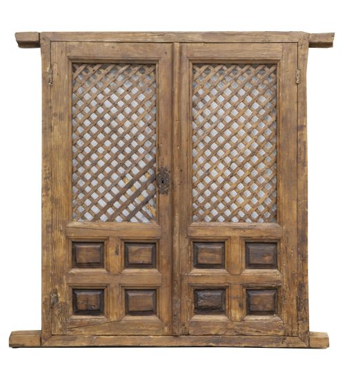 Ventana de madera de pino tallado con cuarterones y retícul