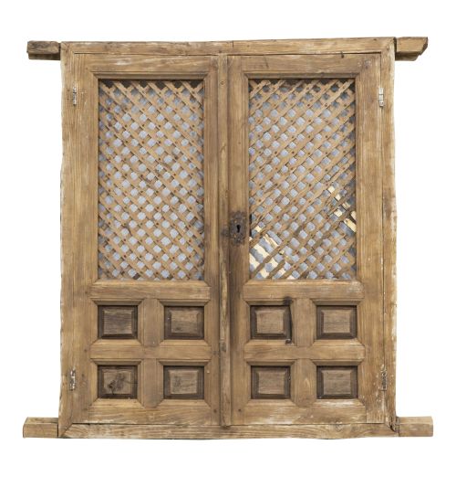 Puerta de madera de pino con cuarterones y retícula, cerrad