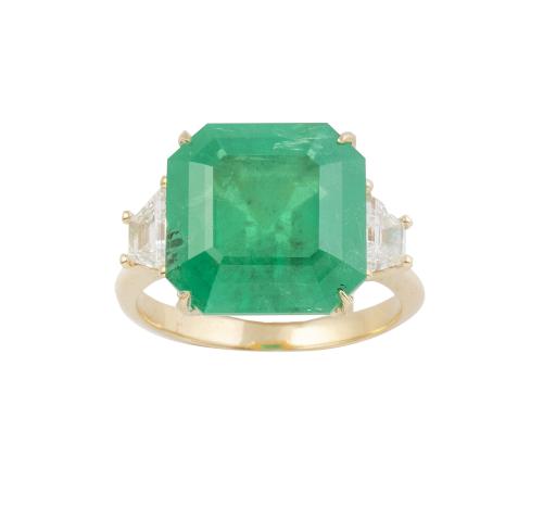 Sortija con esmeralda talla cuadrada de 8,40 ct flanqueada 