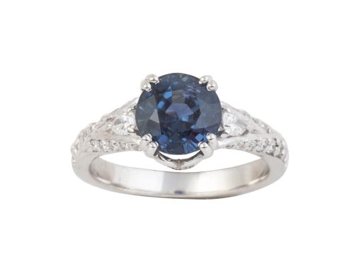 Sortija con zafiro circular de 2,87 ct flanqueado por diama