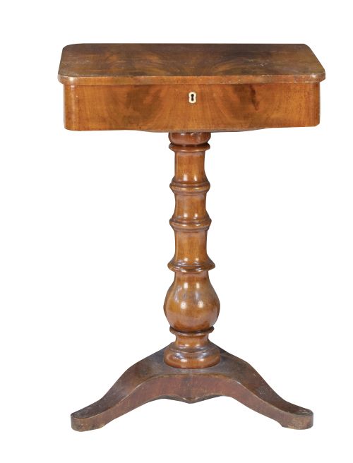 Costurero Biedermeier de madera de nogal.S. XIX.