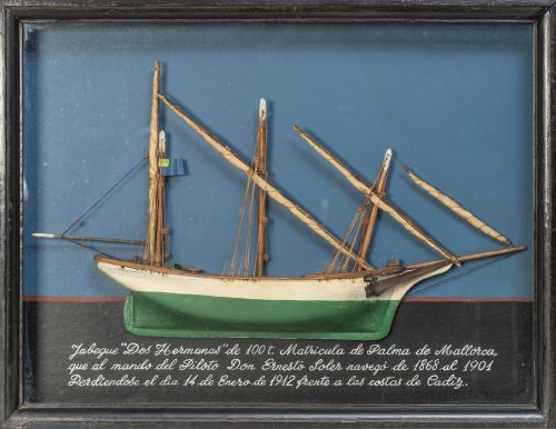 Maqueta del jabeque "Dos Hermanas" sobre fondo pintado, con