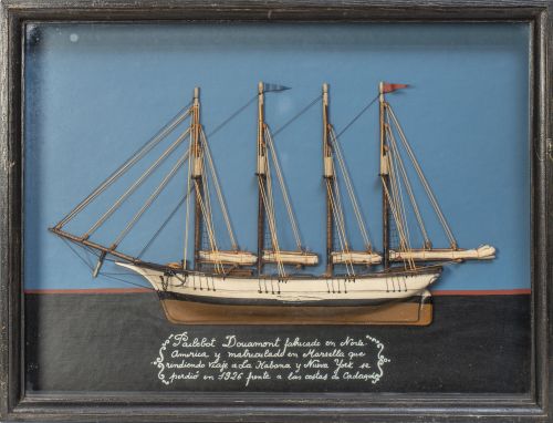 Maqueta del barco "Pailebot Douaumont" sobre fondo pintado,