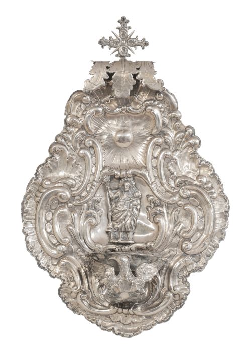 Benditera de plata en su color, con decoración repujada de 