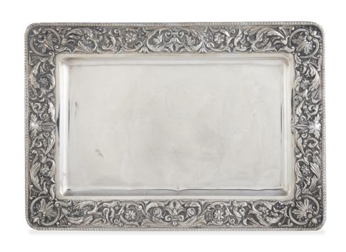Bandeja rectangular de plata con perímetro repujado con flo