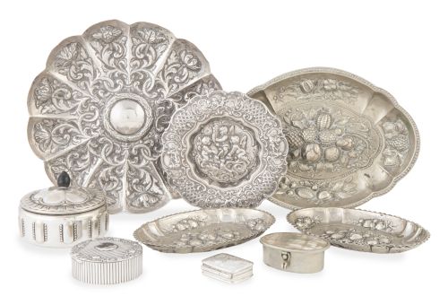 Lote de una bandeja oval de alpaca y ocho piezas de plata: 