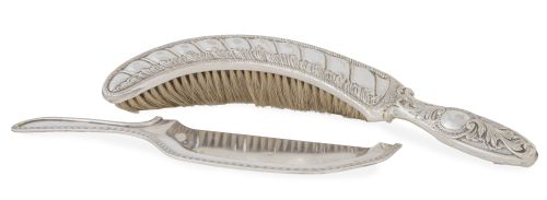 Lote de recogemigas de plata, ley 916, Sanz; y cepillo con 