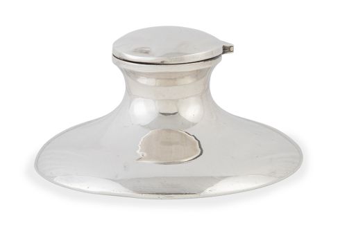 Tintero de plata de ley 916, sobre base imitando galuchat. 