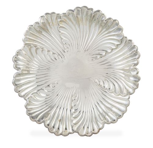 Centro circular de plata con hojas.S. XX.