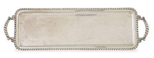 Bandeja rectangular con asas sogueadas de plata, ley 916. C