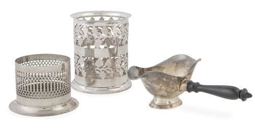 Lote de tres piezas: salsera de metal plateado con mango de