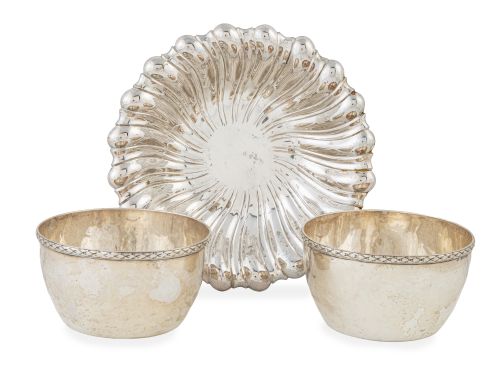 Lote de un centrito de plata de la Joyería Agruña y dos lav